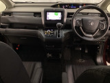 車内は光触媒抗菌消臭施工済です。インパネ周りはスタイリッシュなデザインです。グローブボックスやカップホルダーのほかにトレーなどたくさんの収納スペースが付いています。