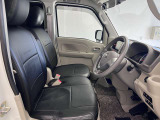 運転席も広くゆとりのある室内です