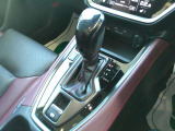 ★シフトレバー周りのお写真です。電子制御パーキングシステムになります。