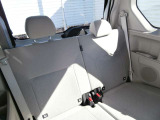 リヤシート片手で楽々スライド出来て広々な空間ができます。