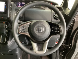 ハンドルにHondaセンシング系のクルーズコントロールやレーンキープアシストなどのスイッチと、オーディオの操作スイッチが装備されています。ハンドルから手を離さず安全に操作できます。