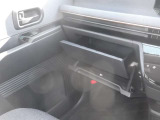 グローブボックスの写真になります。上にも収納スペースあります。