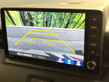 【バックカメラ】駐車時に後方がリアルタイム映像で確認できます。大型商業施設や立体駐車場での駐車時や、夜間のバック時に大活躍!運転スキルに関わらず、今や必須となった装備のひとつです!