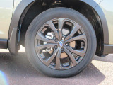 右前 18インチアルミホイール タイヤサイズは、225/55R18です。「*ホイールロックナットは展示用です」