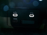 USB Type-C はセンタコンソール内に配置