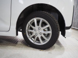 実車はアルミホイール組みのスタッドレスタイヤを装着、この車両には夏用タイヤが付属しています。