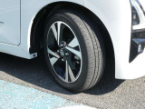 日産純正のアルミホイールで足元もスッキリおしゃれに演出します。