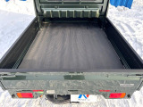 積み下ろしのしやすいデッキにはたっぷりと荷物を積み込んでいただけます。遊びから仕事まで、様々なシーンで頼れます♪