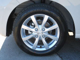 純正アルミホイールが、足元をスタイリッシュに引き締めます。 Genuine aluminum wheels tighten feet stylishly.