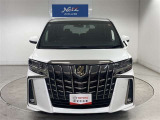 高級感溢れ、迫力のフロントマスクのアルファード。