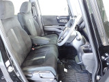 フロントシートはベンチシートです、運転席と助手席の移動が簡単です。真ん中にはアームレストも装備されています! また運転席シートの高さも調整できます。