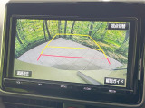 【バックカメラ】駐車時に後方がリアルタイム映像で確認できます。大型商業施設や立体駐車場での駐車時や、夜間のバック時に大活躍!運転スキルに関わらず、今や必須となった装備のひとつです!