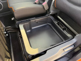 助手席下には便利なシートアンダーボックスが装備されています!