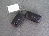 電子キーをポケットやカバンに入れているだけで、ドアの開錠・施錠が行えます。荷物を抱えていてもラクラク開閉です。エンジン始動も行えます。