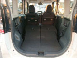 後席を倒せば大きな荷物もたくさん積み込めます♪