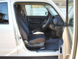 体を優しく支えるシートが、長時間の運転でも疲れを防ぎます。 Seat supporting body gently prevents fatigue on long drives.