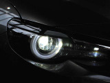 明るいLEDの光が、暗い夜道も優しく照らします。Bright LED light gently illuminates dark night roads.
