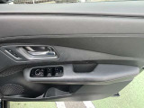 運転席のドアパネルです。ドリンクホルダーもあります。
