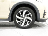 純正アルミホイールが装着されており、タイヤサイズは185/60R/16です。