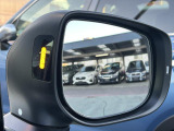 斜め後方に並走している車の存在をランプやアラームでお知らせします