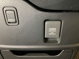 アクセサリーソケットはUSBのアダプターなどをつければ、スマホの充電にも使えます。周辺には物が置けるボックスがついています。