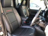 アップライトに着座するシートは、操作に力もはいりやすく、車両感覚も掴みやすいと好評です。