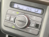 【オートエアコン】一度お好みの温度に設定すれば、車内の温度を検知し風量や温度を自動で調整。暑い&hellip;寒い&hellip;と何度もスイッチ操作をする必要はありません。快適な車内空間には必須の機能ですね♪