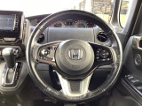 ステアリング右側にはホンダセンシングの設定スイッチ左側にはオーディオスイッチが配置されています