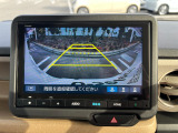 バックでの駐車が苦手な方や運転にあまり自信のない方でも後方の視界をしっかりサポート。安心して車庫入れが出来るバックカメラを装備しています!