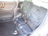 ◆チップアップ&ダイブダウン機構付【ULTR SEAT】は後席座面を左右分割で跳ね上げることができます。トランクで積載できない背の高い荷物をラクラク収納できます。ホンダ車ならではの人気装備です。