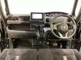 車内は光触媒抗菌消臭施工済です。インパネ周りはスタイリッシュなデザインです。グローブボックスやカップホルダーのほかにトレーなどたくさんの収納スペースが付いています。