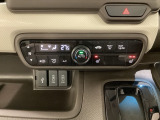 セレクトレバーの左上にオートエアコンがついてますので簡単操作で快適に過ごせます。シートヒータースイッチ内蔵で前席の左右別々にHiとLoの2段階で温度設定ができます。