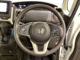 ハンドルにHondaセンシング系のクルーズコントロールやレーンキープアシストなどのスイッチと、オーディオの操作スイッチが装備されています。ハンドルから手を離さず安全に操作できます。