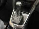 【フロアシフト】直感的な操作性や手に取りやすいレバー位置が特徴です。MTモードはエンジンブレーキやパワフルな加速を要する際など様々なケースで活躍。