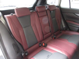 ボルドー/ブラック仕立ての本革シートが特別感ありますね!