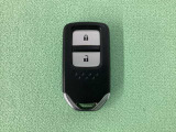 スマートキーを装備しています。鍵を差し込むことなくドアロックの開け閉めと、スタートボタン操作でのエンジンスタートができます。