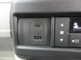 便利な充電用USBジャックも付いています☆
