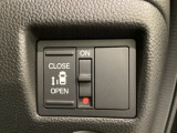 左側電動スライドドアは運転席からでも操作ができるように、ハンドル付近に開閉の操作スイッチが付いています。