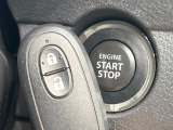 【キーレススタートシステム】カバンやポケットに入れたままでもドアの施錠・解錠が可能なスマートキーを装備。エンジンのオン・オフ時もカギを取り出す必要が無いからとっても便利です♪