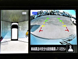 空の上から見下ろすように車の全周囲が表示されるアラウンドビューモニター☆駐車が得意になるとお出掛けも楽しくなります♪