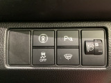 ハンドルの右側にはヘットライトリベライザーとHondaセンシング用のメインスイッチがついています。ヘッドライトリベライザーは道路状況や積荷の加重に応じてライトの高さを調節できます。