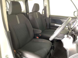 厚みがあって、座り心地のいいシート。運転席も助手席もリラックスしてゆったりと座れます。