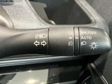 車外の明るさに応じでライトを点灯、消灯してくれるオートライト機能です☆お天気の良い昼間のトンネル走行などオートにしてると便利で安心です☆エンジン停止時にライトの消し忘れも無くなります☆