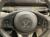 ハンドルにHondaセンシング系のクルーズコントロールやレーンキープアシストなどのスイッチと、オーディオの操作スイッチが装備されています。ハンドルから手を離さず安全に操作できます。