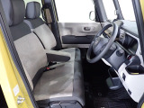 フロントシートはベンチシートです、運転席と助手席の移動が簡単です。真ん中にはアームレストも装備されています! また運転席シートの高さも調整できます。