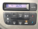 【オートエアコン】一度お好みの温度に設定すれば、車内の温度を検知し風量や温度を自動で調整。暑い&hellip;寒い&hellip;と何度もスイッチ操作をする必要はありません。快適な車内空間には必須の機能ですね♪