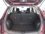 後部座席に座れる状態でも荷室はこれだけ広さがあります!お出かけやお買い物にも重宝します。ついつい買い物しすぎても安心ですね♪