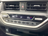 【オートエアコン】一度お好みの温度に設定すれば、車内の温度を検知し風量や温度を自動で調整。暑い&hellip;寒い&hellip;と何度もスイッチ操作をする必要はありません。快適な車内空間には必須の機能ですね♪