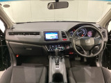 車内は光触媒抗菌消臭施工済です。インパネ周りはスタイリッシュなデザインです。グローブボックスやカップホルダーのほかにトレーなどたくさんの収納スペースが付いています。