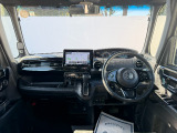 前方の視界も開けてとても運転しやすいパッケージングです。各種スイッチ類も操作しやすい位置に並んでいます。小物入れなどの収納も充実していてとても使い勝手のいいダッシュパネルです。